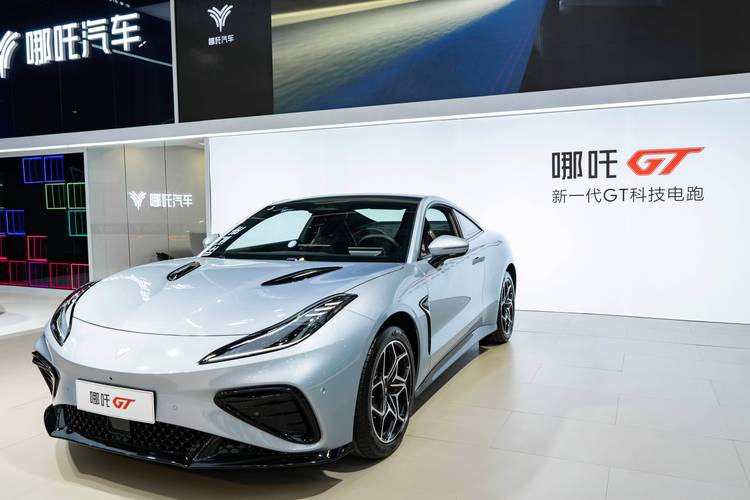 广州257哪吒汽车在智能汽车领域的表现，领途汽车在新能源汽车市场中的影响力